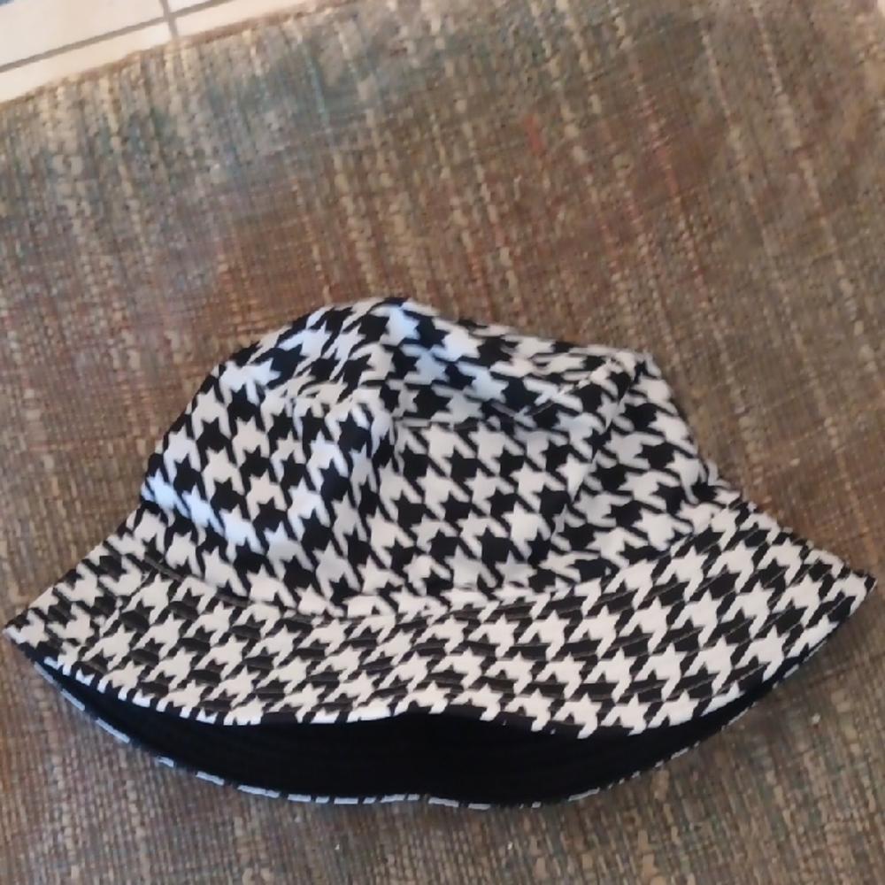 Womens Black and White Houndstooth Bucket Hat